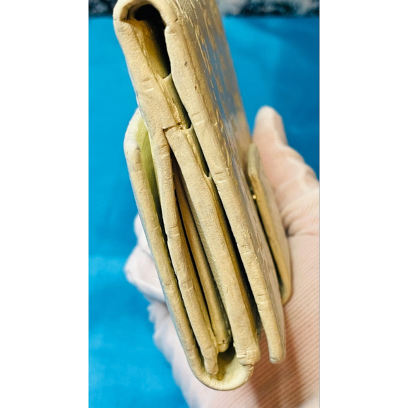 Gucci Vanilla Cream Leather Heart Logo Bi-Fold Wallet - Picture 9 of 15